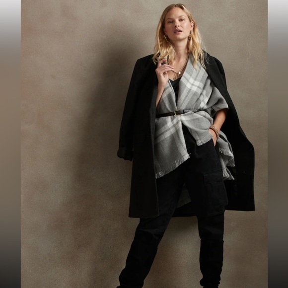 Banana Republic Factory Grey White Plaid Poncho NWT - Picture 3 of 8